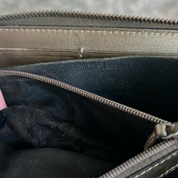 Gucci metallic zippy wallet with nice zipper pull. Good condition. Vintage. - Picture 8 of 16